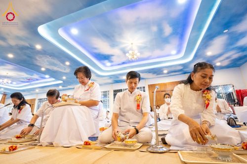 ภาพ No.196384:พิธีถวายภัตตาหารเป็นสังฆทาน แด่พระธรรมยาตรา ณ วัดโบสถ์(บน) ตำบลบางคูเวียง อำเภอบางกรวย จังหวัดนนทบุรี ในโครงการธรรมยาตรา กตัญญูบูชา มหาปูชนียาจารย์ พระมงคลเทพมุนี(สด จนฺทสโร) พระผู้ปราบมาร อนุสรณ์สถาน 7 แห่ง ปีที่ 13 วันที่ 17 มกราคม พ.ศ. 2568