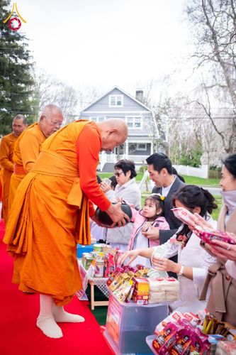 ภาพ No.62404:คณะศิษยานุศิษย์รวมใจสถาปนาและสมโภช ธรรมจักร เพื่ออัญเชิญประดิษฐาน ณ ยอดอุโบสถ 80 ปี หลวงพ่อธัมมชโย วัดพระธรรมกายนิวเจอร์ซี ประเทศสหรัฐอเมริกา  วันอาทิตย์ที่ 7 เมษายน พ.ศ. 2567