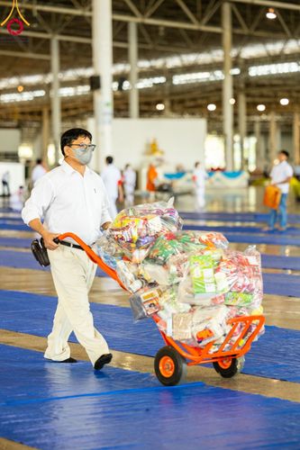 ภาพ No.99671:พิธีตักบาตรวันอาทิตย์ต้นเดือน ณ สภาธรรมกายสากล วัดพระธรรมกาย จ.ปทุมธานี วันอาทิตย์ที่ 3 ธันวาคม พ.ศ. 2566