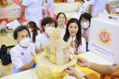 ภาพ No.85389:พิธีถวายมหาสังฆทานคณะสงฆ์ 2000 กว่าวัดทั่วประเทศปีที่ 23, พิธีถวายไทยธรรมคณะสงฆ์ 323 วัด 4 จังหวัดชายแดนภาคใต้, พิธีมอบปัจจัยช่วยเหลือครู 4 จังหวัดชายแดนภาคใต้ ณ สภาธรรมกายสากล วัดพระธรรมกาย ในวันสมาธิโลก อาทิตย์ที่ 6 สิงหาคม พ.ศ. 2566