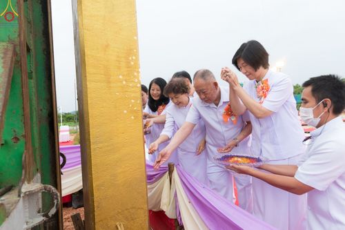 ภาพ No.84402:พิธีทอดผ้าป่า พิธีอัญเชิญปฐมรัตนปฐวี และพิธีตอกเสาเข็มต้นสุดท้าย เพื่อสถาปนาอาคาร 80 ปี หลวงพ่อธัมมชโย ณ ศูนย์ปฏิบัติธรรมวิหารแดง ตำบลเจริญธรรม อำเภอวิหารแดง จ.สระบุรี  วันที่ 23 กรกฎาคม พ.ศ. 2566