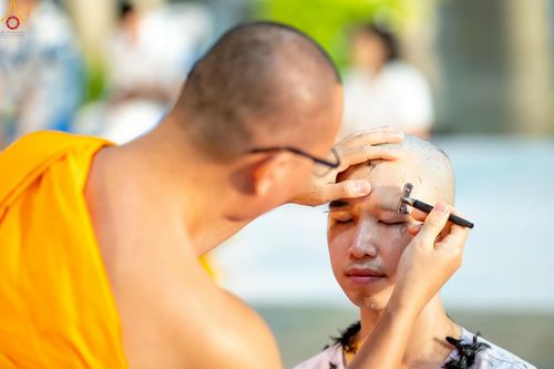 ภาพ No.242981:วันที่ 31 สิงหาคม พ.ศ. 2568 พิธีตัดปอยผมและปลงผม โครงการอุปสมบทหมู่บูชาธรรม ครบรอบ 108 ปี วันครูผู้ค้นพบวิชชาธรรมกาย ณ วัดพระธรรมกาย