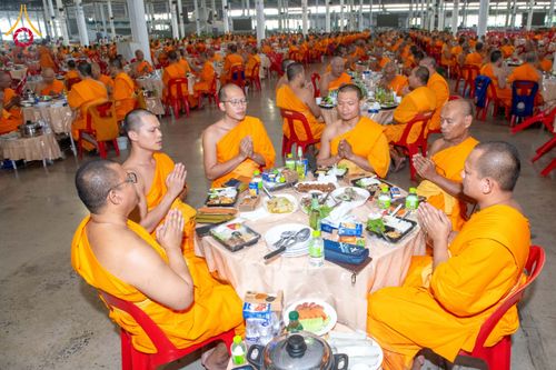 ภาพ No.208810:พระบาทสมเด็จพระเจ้าอยู่หัวทรงพระกรุณาโปรดเกล้าฯ พระราชทานภัตตาหารพระราชทาน แด่พระภิกษุ สามเณร ในการสอบบาลีสนามหลวง ณ วัดพระธรรมกาย วันที่ 22 กุมภาพันธ์ พ.ศ. 2568 ณ วัดพระธรรมกาย อำเภอคลองหลวง จังหวัดปทุมธานี