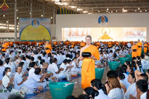 ภาพ No.158955:พิธีตักบาตร ในวันอาทิตย์ต้นเดือน วันที่ 6 ตุลาคม พ.ศ. 2567 ณ สภาธรรมกายสากล วัดพระธรรมกาย