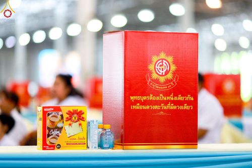 ภาพ No.147079:พิธีมุทิตาสักการะพระภิกษุ ผู้สอบได้เปรียญธรรม 9 ประโยคระดับโลกปีที่ 36, พิธีมอบโล่เกียรติยศและทุนการศึกษา สำนักเรียนบาลีดีเด่นทั่วประเทศ, พิธีถวายมหาสังฆทานคณะสงฆ์ 2,000 กว่าวัด ทั่วประเทศ ปีที่ 24, พิธีถวายไทยธรรมคณะสงฆ์ 323 วัด 4 จังหวัดชายแดนภาคใต้