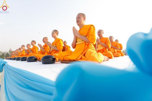 ภาพ No.201053:พิธีตักบาตรพระธรรมยาตรา ณ อนุสรณ์สถานลำดับที่ 5 สถานที่เผยแผ่วิชชาธรรมกายครั้งแรก อนุสรณ์สถานบางปลา วัดบางปลา อำเภอบางเลน จังหวัดนครปฐม ในโครงการธรรมยาตรา กตัญญูบูชา มหาปูชนียาจารย์ พระมงคลเทพมุนี(สด จนฺทสโร) พระผู้ปราบมาร อนุสรณ์สถาน 7 แห่ง ปีที่ 13