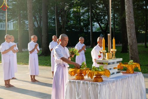 ภาพ No.159727:พิธีตัดปอยผมปลงผมนาคธรรมทายาท, พิธีบรรพชาอุปสมบทหมู่ โครงการอุปสมบทหมู่บูชาธรรม 140 ปี พระมงคลเทพมุนี (สด จนฺทสโร) ณ โบสถ์พระไตรปิฏก วัดพระธรรมกาย วันเสาร์ที่ 5 ตุลาคม พ.ศ. 2567