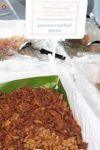 ภาพ No.190491:สาธุชนถวายภัตตาหารเป็นสังฆทาน แด่พระธรรมยาตรา ณ อนุสรณ์สถานมหาวิหารพระมงคลเทพมุนี (โลตัสแลนด์) อ.สองพี่น้อง จ.สุพรรณบุรี ในโครงการธรรมยาตรา กตัญญูบูชา มหาปูชนียาจารย์ พระมงคลเทพมุนี(สด จนฺทสโร) พระผู้ปราบมาร แห่ง ปีที่ 13 วันที่ 7 มกราคม พ.ศ.2568