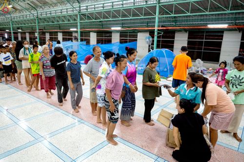 ภาพ No.235424:วันที่ 30-31 กรกฎาคม พ.ศ. 2568 วัดพระธรรมกาย มูลนิธิธรรมกาย ร่วมกับศูนย์ส่งเสริมศีลธรรมจังหวัดสุรินทร์ เปิดศูนย์พักพิงชั่วคราวเพื่อช่วยเหลือประชาชน ผู้อพยพจากเหตุปะทะกันตามแนวชายแดน ไทย-กัมพูชา ตั้งแต่วันที่ 24 กรกฎาคม พ.ศ.2568 เป็นต้นไป