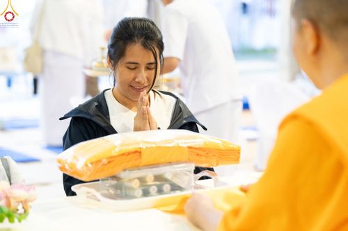 ภาพ No.189440:พิธีถวายภัตตาหารเป็นสังฆทาน แด่พระธรรมยาตรา ในโครงการธรรมยาตรา กตัญญูบูชา มหาปูชนียาจารย์ พระมงคลเทพมุนี(สด จนฺทสโร) พระผู้ปราบมาร อนุสรณ์สถาน 7 แห่ง ปีที่ 13 ณ อนุสรณ์สถานมหาวิหารพระมงคลเทพมุนี (โลตัสแลนด์) อ.สองพี่น้อง จ.สุพรรณบุรี วันที่ 5 มกราคม 2568