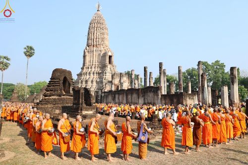 ภาพ No.58718:พิธีตักบาตรพระ ๑,๐๐๐ รูป สมโภชครบรอบ ๘๐๐ ปี พระบรมธาตุเมืองเชลียง ณ วัดพระศรีรัตนมหาธาตุ ราชวรวิหาร  (วัดพระปรางค์) ต.ศรีสัชนาลัย  อ.ศรีสัชนาลัย จ.สุโขทัย วันพฤหัสบดีที่ ๒๕ เมษายน พ.ศ. ๒๕๖๗