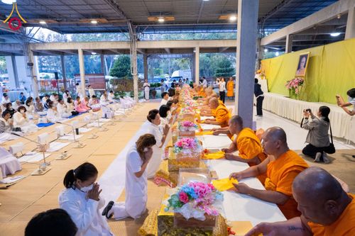 ภาพ No.194929:พิธีถวายภัตตาหารเป็นสังฆทาน แด่พระธรรมยาตรา ณ อนุสรณ์สถานมหาวิหารพระมงคลเทพมุนี (โลตัสแลนด์) อ.สองพี่น้อง จ.สุพรรณบุรี ในโครงการธรรมยาตรา กตัญญูบูชา มหาปูชนียาจารย์ พระมงคลเทพมุนี(สด จนฺทสโร) พระผู้ปราบมาร แห่ง ปีที่ 13 วันที่ 14 มกราคม พ.ศ.2568