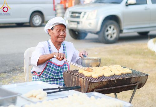ภาพ No.106714:พิธีถวายภัตตาหารเป็นสังฆทาน แด่คณะพระธรรมยาตราฯ ในโครงการธรรมยาตรากตัญญูบูชา มหาปูชนียาจารย์ พระมงคลเทพมุนี(สด จนฺทสโร) พระผู้ปราบมาร อนุสรณ์สถาน 7 แห่ง ปีที่ 12 วันที่ 6 มกราคม พ.ศ. 2567 ณ อนุสรณ์สถานโลตัสแลนด์ จ.สุพรรณบุรี