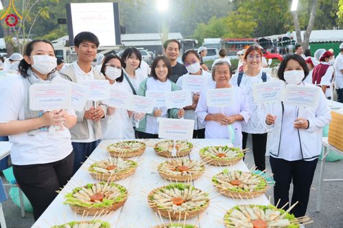 ภาพ No.110716:พิธีถวายภัตตาหารเป็นสังฆทาน แด่คณะพระธรรมยาตราฯ ในโครงการธรรมยาตรากตัญญูบูชา มหาปูชนียาจารย์ พระมงคลเทพมุนี(สด จนฺทสโร) พระผู้ปราบมาร อนุสรณ์สถาน 7 แห่ง ปีที่ 12 วันที่ 12 มกราคม พ.ศ. 2567 ณ อนุสรณ์สถานมหาวิหารพระมงคลเทพมุนี(โลตัสแลนด์) อ.สองพี่น้อง จ.สุ