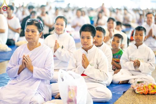 ภาพ No.151025:พิธีตักบาตร ในวันอาทิตย์ต้นเดือน วันที่ 1 กันยายน พ.ศ. 2567 ณ สภาธรรมกายสากล วัดพระธรรมกาย