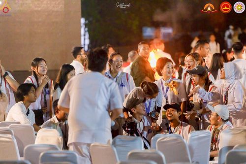 ภาพ No.224767:วันที่ 11 -12 พฤษภาคม พ.ศ. 2568 คณะพระอาจารย์ เจ้าหน้าที่ อาสาสมัคร นักศึกษา ทั้งชาวอินโดนีเซีย และชาวไทย ร่วมแรงร่วมใจ เตรียมงาน เก็บงาน ในวันวิสาขบูชา ณ พระมหาเจดีย์บรมพุทโธ ประเทศอินโดนีเซีย