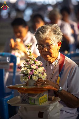 ภาพ No.133848:พิธีตักบาตร ข้าวสารอาหารแห้ง ณ บ้านแก้วเรือนทองคุณยายฯ สภาธรรมกายสากล วัดพระธรรมกาย วันอาทิตย์ต้นเดือนที่ 7 เมษายน พ.ศ. 2567