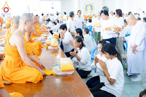 ภาพ No.226554:วันที่ 26 พฤษภาคม พ.ศ. 2568 พิธีบุพเปตพลี ครั้งที่ 164 ร่วมอุทิศบุญแด่หมู่ญาติที่ล่วงลับไปแล้ว และสืบทอดอายุพระพุทธศาสนา ณ หอฉันคุณยายอาจารย์ฯ วัดพระธรรมกาย