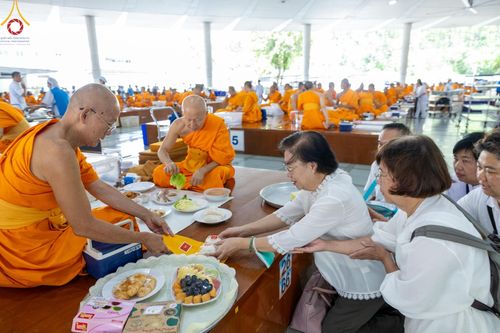 ภาพ No.165805:พิธีถวายภัตตาหารเมนูสวรรค์ วันที่ 26 ตุลาคม พ.ศ. 2567 ณ หอฉันคุณยายอาจารย์ฯ วัดพระธรรมกาย