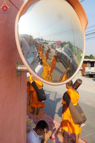 ภาพ No.107887:พิธีต้อนรับพระธรรมยาตรา ในโครงการธรรมยาตรากตัญญูบูชา มหาปูชนียาจารย์ พระมงคลเทพมุนี(สด จนฺทสโร) พระผู้ปราบมาร อนุสรณ์สถาน 7 แห่ง ปีที่ 12 วันที่ 7 มกราคม พ.ศ. 2567 ณ อนุสรณ์สถานคลองบางนางแท่น  อ.สามพราน จ.นครปฐม