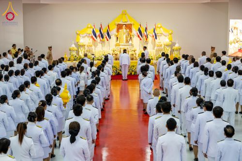 ภาพ No.179623:พิธีเจริญพระพุทธมนต์ พิธีทำบุญตักบาตรถวายพระราชกุศล และพิธีวางพานพุ่มดอกไม้ถวายราชสักการะ  แด่พระบาทสมเด็จพระบรมชนกาธิเบศร มหาภูมิพลอดุลยเดชมหาราช บรมนาถบพิตร เนื่องในวันคล้ายวันพระบรมราชสมภพ วันชาติ และวันพ่อแห่งชาติ วันพฤหัสบดีที่ 5 ธันวาคม พ.ศ. 2567 ณ
