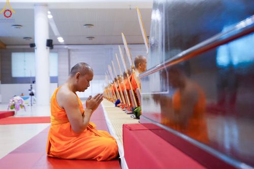 ภาพ No.146116:วันมหารำลึก ครั้งที่ 34 พิธีร่วมรำลึกถึงนักสร้างบารมีที่ล่วงลับไปแล้ว , พิธีสวดพระพุทธมนต์ ณ ห้องแก้วสารพัดนึก 1 วัดพระธรรมกาย วันเสาร์ที่ 27 กรกฎาคม พ.ศ. 2567