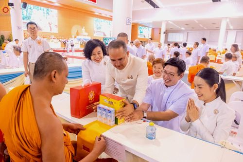 ภาพ No.236373:วันที่ 3 สิงหาคม พ.ศ. 2568 พิธีถวายมหาสังฆทานคณะสงฆ์ 2,000 กว่าวัดทั่วประเทศ ปีที่ 25 , พิธีถวายไทยธรรมคณะสงฆ์ 323 วัด 4 จังหวัดชายแดนภาคใต้ ณ วัดพระธรรมกาย