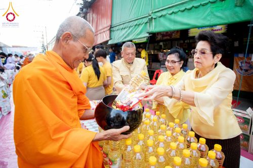 ภาพ No.180315:พิธีทำบุญตักบาตร ข้าวสารอาหารแห้ง แด่คณะสงฆ์ 99 รูป เนื่องในวันพ่อแห่งชาติ ปีที่ 50 ณ ศูนย์การค้าตลาดรังสิต ซ.รังสิต-ปทุมธานี 5 วันที่ 5 ธันวาคม พ.ศ. 2567