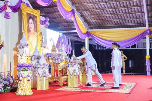 ภาพ No.138988:กิจกรรมเฉลิมพระเกียรติ สมเด็จพระนางเจ้าฯ พระบรมราชินี เนื่องในโอกาสวันเฉลิมพระชนมพรรษา พิธีเจริญพระพุทธมนต์ , ทำบุญตักบาตรพระสงฆ์ ถวายพระราชกุศล , พิธีถวายเครื่องราชสักการะ , และพิธีจุดเทียนถวายพระพรชัยมงคล วันที่ 3 มิถุนายน พ.ศ. 2567 ณ อาคารโถงช้าง วัดพ