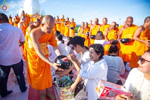 ภาพ No.211942:วันจันทร์ที่ 17 มีนาคม พ.ศ. 2568 พิธีตักบาตรพระกว่า 300 รูป ฉลองพิธีประดิษฐานพระบรมสารีริกธาตุ ณ ปทุมเจดีย์ เจดีย์พระพุทธเจ้า 5 พระองค์ ศูนย์อบรมเยาวชนปัตตานี บ้านโคกดีปลี ตำบลตุยง อำเภอหนองจิก จังหวัดปัตตานี