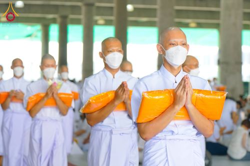 ภาพ No.62757:พิธีขอขมามอบผ้าไตร ในโครงการอุปสมบทหมู่ บูชาธรรมหลวงพ่อธัมมชโย พ.ศ.2567  โครงการอุปสมบทหมู่ธรรมทายาท ระดับอุดมศึกษา รุ่นที่51 (ภาคฤดูร้อน) โครงการบวชพระนานาชาติ AEC และ WAB รุ่นผู้บริหาร(รุ่นที่2) ณ ลานธรรม พระมหาธรรมกายเจดีย์ วันที่ 13 เมษายน พ.ศ. 2567