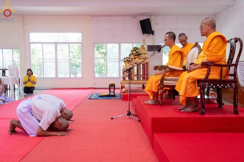 ภาพ No.59147:พิธีปลงผมและแห่นาคธรรมทายาท ในโครงการบรรพชาสามเณร ภาคฤดูร้อน เฉลิมพระเกียรติพระบาทสมเด็จพระเจ้าอยู่หัว เนื่องในโอกาส  พระราชพิธีมหามงคลเฉลิมพระชนมพรรษา 6 รอบ  ปลงผมนาคในวันที่ 21 เมษายน พ.ศ 2567 ณ วัดกลางธนรินทร์ (ธรรมอุทยานบ้านแป้ง)