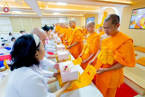 ภาพ No.221315:วันศุกร์ที่ 25 เมษายน พ.ศ. 2568 พิธีอัญเชิญรูปเหมือนพระมงคลเทพมุนี (สด จนฺทสโร) พระผู้ปราบมาร พิธีทอดผ้าป่าสามัคคี 25 ปี พิธีถวายสังฆทาน 15 วัด แด่เจ้าอาวาสภาคพื้นเอเชีย และแอฟริกา ในวาระครบ 25 ปี วัดพระธรรมกายโอซาก้า ประเทศญี่ปุ่น