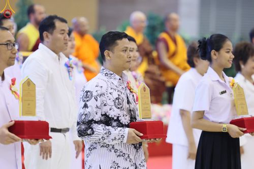 ภาพ No.124665:พิธีมอบโล่วัชรเกียรติยศ โครงการตอบปัญหาศีลธรรมเพื่อสันติภาพโลก (World-PEC) ต่างประเทศ ครั้งที่ 17 ณ ห้องแก้วสารพัดนึก 1 วัดพระธรรมกาย ในวันมาฆบูชา เสาร์ที่ 24 กุมภาพันธ์ พ.ศ. 2567