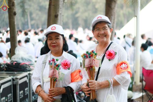 ภาพ No.107562:พิธีตักบาตรพระธรรมยาตราฯ ในโครงการธรรมยาตรากตัญญูบูชา มหาปูชนียาจารย์ พระมงคลเทพมุนี(สด จนฺทสโร) พระผู้ปราบมาร ปีที่ 12 ณ อนุสรณ์สถานมหาวิหารพระมงคลเทพมุนี อ.สองพี่น้อง จ.สุพรรณบุรี วันที่ 7 มกราคม พ.ศ. 2567