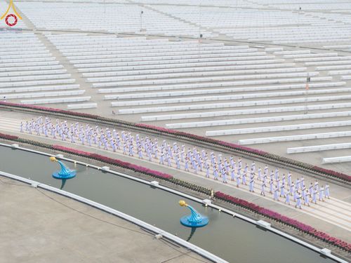 ภาพ No.216977:วันเสาร์ที่ 12 เมษายน พ.ศ. 2568 พิธีเวียนประทักษิณรอบพระมหาธรรมกายเจดีย์  พิธีวันทาเจดีย์ พิธีขอขมาและมอบผ้าไตร ในโครงการอุปสมบทหมู่ บูชาธรรมหลวงพ่อธัมมชโย, โครงการธรรมทายาท ระดับอุดมศึกษา รุ่นที่ 52 ,  โครงการบวชพระนานาชาติ AEC & WAB CEO รุ่นที่ 4 , ณ ว