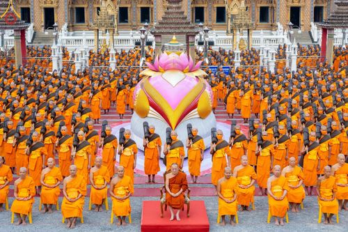 ภาพ No.127978:คณะพระธรรมยาตราฯ ปฎิบัติธรรมและถ่ายภาพหมู่ประวัติศาสตร์ ณ ลานหน้าพระปรางค์สามยอด วัดโคกสมานคุณ อ.หาดใหญ่ จ.สงขลา วันเสาร์ที่ 9 มีนาคม พ.ศ. 2567
