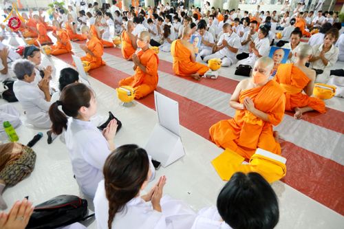 ภาพ No.62585:พิธีถวายบาตรเเละไทยธรรม ในโครงการอุปสมบทหมู่ บูชาธรรมหลวงพ่อธัมมชโย พ.ศ.2567 ณ ลานธรรม พระมหาธรรมกายเจดีย์ วันที่ 13 เมษายน พ.ศ.2567
