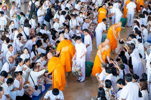 ภาพ No.177602:พิธีตักบาตรและพิธีบูชาข้าวพระ ในวันอาทิตย์ต้นเดือนที่ 1 ธันวาคม พ.ศ. 2567 ณ สภาธรรมกายสากล วัดพระธรรมกาย