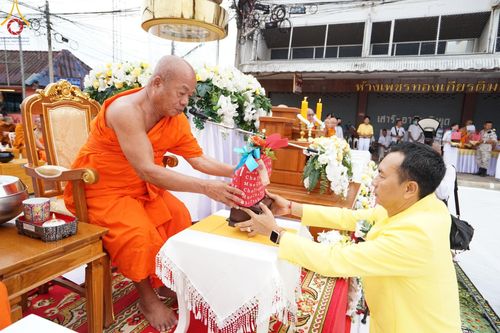 ภาพ No.146268:ตักบาตรพระ 1,384 รูป ทำบุญเมืองฝางครบรอบ 1,383 ปี ถวายเป็นพระราชกุศลแด่พระบาทสมเด็จพระเจ้าอยู่หัว เนื่องในโอกาสพระราชพิธีมหามงคล เฉลิมพระชนมพรรษา 6 รอบ 72 พรรษา วันเสาร์ที่ 27 กรกฎาคม พ.ศ.2567  ณ ถนนหน้าที่ว่าการอำเภอฝาง จ.เชียงใหม่