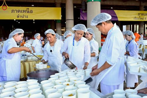 ภาพ No.219301:บรรยากาศการเดินทางเข้าวัดพระธรรมกาย , การต้อนรับปฏิสันถาร , การฉันภัตตาหารเช้า , การลงทะเบียนพระสังฆาธิการ  เนื่องในวันคุ้มครองโลก พิธีถวายมหาสังฆทานคณะสงฆ์ 40,000 กว่าวัดทั่วประเทศ ณ วัดพระธรรมกาย