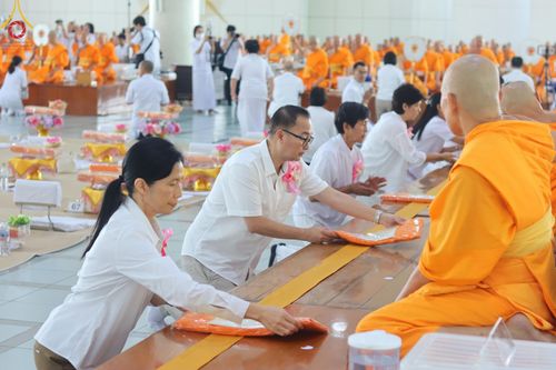 ภาพ No.177398:พิธีถวายภัตตาหารเมนูสวรรค์ และพิธีบุพเปตพลี ครั้งที่ 158 ร่วมอุทิศบุญแด่หมู่ญาติที่ล่วงลับไปแล้ว และสืบทอดอายุพระพุทธศาสนา ณ วัดพระธรรมกาย วันที่ 30 พฤศจิกายน พ.ศ.2567 (วันพระ แรม 15 ค่ำ เดือน 12)