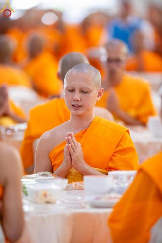 ภาพ No.143208:พิธีถวายภัตตาหารเพื่อเป็นกำลังแห่งการเข้าถึงธรรม ของพระภิกษุสามเณร วัดพระธรรมกาย วันเสาร์ที่ 6 กรกฏาคม พ.ศ. 2567 ณ หอฉันคุณยายอาจารย์ วัดพระธรรมกาย จ.ปทุมธานี