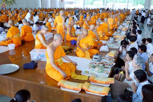 ภาพ No.240103:วันเสาร์ที่ 23 สิงหาคม พ.ศ. 2568 (วันพระ แรม 14 ค่ำ เดือน 9) พิธีบุพเปตพลี ครั้งที่ 169 ร่วมอุทิศบุญแด่หมู่ญาติที่ล่วงลับไปแล้ว และสืบทอดอายุพระพุทธศาสนา ณ หอฉันคุณยายอาจารย์ฯ วัดพระธรรมกาย