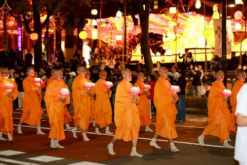 ภาพ No.229584:วันเสาร์ที่ 26 เมษายน พ.ศ. 2568 คณะพระภิกษุสามเณรในโครงการบรรพชาหมู่ 81 รูป  วัดภาวนาโซล ประเทศเกาหลีใต้ ได้ร่วมกับคณะสาธุชนคนไทยในเกาหลีใต้  ร่วมกันเดินขบวนอัญเชิญโคมดอกบัว  เพื่อบูชาแด่องค์สมเด็จพระสัมมาสัมพุทธเจ้า  ในงานเทศกาลวิสาขบูชานานาชาติ ประจำปี