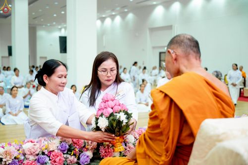 ภาพ No.242748:วันที่ 29-31 สิงหาคม พ.ศ. 2568 องค์กรภาคีเครือข่าย “บวร” (บ้าน-วัด-โรงเรียน-ราชการ) อ.คลองหลวง จัดบวชอุบาสิกาแก้ว ถวายพระราชกุศลแด่สมเด็จพระพันปีหลวง - กตัญญูบูชาแด่ผู้มีพระคุณ