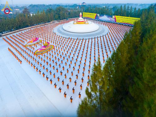 ภาพ No.191713:พระธรรมยาตราปฏิบัติธรรม และถ่ายภาพหมู่ประวัติศาสตร์ ณ อนุสรณ์สถานคลองบางนางแท่น อ.สามพราน จ.นครปฐม ในโครงการธรรมยาตรา กตัญญูบูชา มหาปูชนียาจารย์ พระมงคลเทพมุนี(สด จนฺทสโร) พระผู้ปราบมาร อนุสรณ์สถาน 7 แห่ง ปีที่ 13 วันที่ 8 มกราคม พ.ศ. 2568