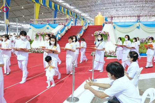 ภาพ No.86306:วันธรรมชัย ปีที่ 55 พิธีทอดผ้าป่ากฐินสมทบครั้งที่1, พิธีเจริญพุทธมนต์ ลูกนิมิตมหาสมบัติฯ พิธีจุดประทีป,พิธีฉลองชัยสวดมนต์บทธัมมจักกัปปวัตนสูตร วันอาทิตย์ที่ 27 สิงหาคม พ.ศ.2566 ณ สภาธรรมกายสากล / มหารัตนวิหารคด วัดพระธรรมกาย