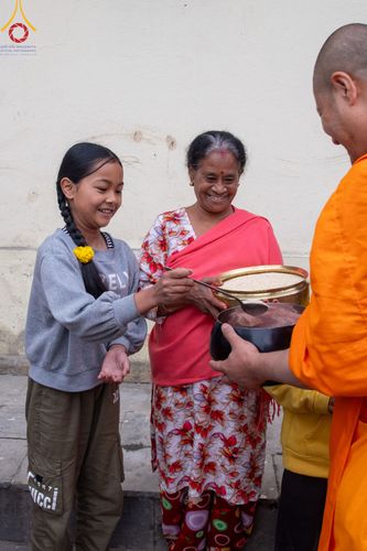 ภาพ No.317214:วันอังคารที่ 31 มีนาคม พ.ศ.2569 จาริกบิณฑบาตแห่งศรัทธา จากวัดอเชศวรสู่สี่แยกปาตันและวัดศรี ประเทศเนปาล