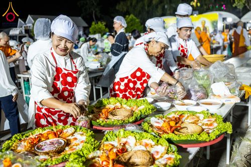 ภาพ No.288018:วันที่ 4 มกราคม พ.ศ. 2569 พิธีถวายภัตตาหารเป็นสังฆทาน แด่พระธรรมยาตรา ในโครงการธรรมยาตรา กตัญญูบูชา มหาปูชนียาจารย์ พระมงคลเทพมุนี(สด จนฺทสโร) พระผู้ปราบมาร อนุสรณ์สถาน 7 แห่ง ปีที่ 14 ณ อนุสรณ์สถานมหาวิหารพระมงคลเทพมุนี (โลตัสแลนด์) อ.สองพี่น้อง จ.สุพรร